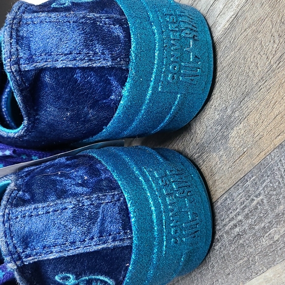 Converse x Miley Cyrus Sneakers - Picture 8 of 12